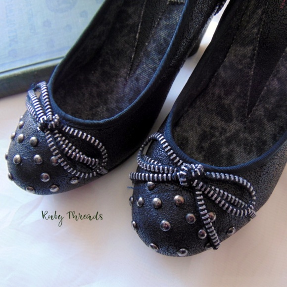 Sandales Plates Rampage Pour Femme - Noires Avec Clous Dorés - Fermeture Zip - Taille 7.5 US